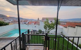 Casa Oasis Puertollano, una casa en un entorno rural en Puertollano, agradable, con Piscina en zona tranquila